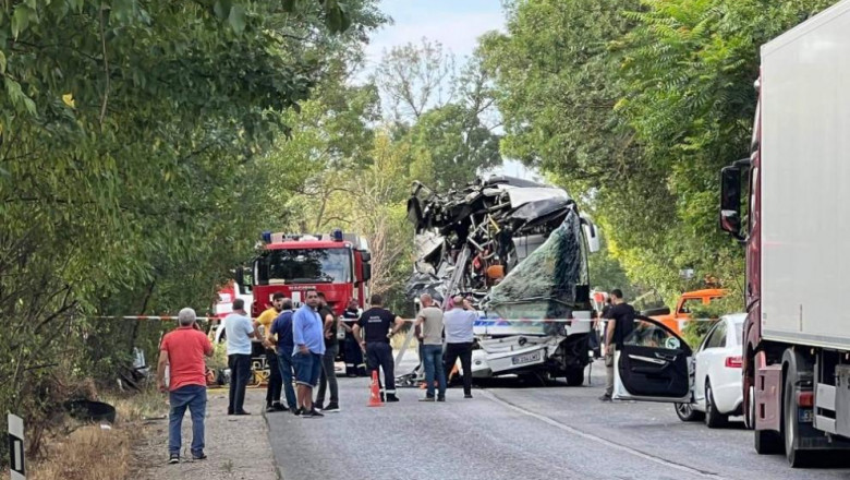 Autocar plin cu români, implicat într-un accident