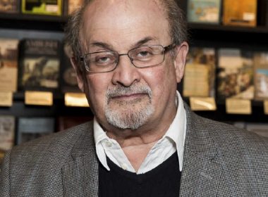 Scriitorul Salman Rushdie, înjunghiat