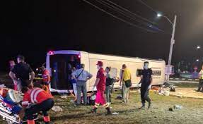 Autocar răsturnat, 23 de răniţi
