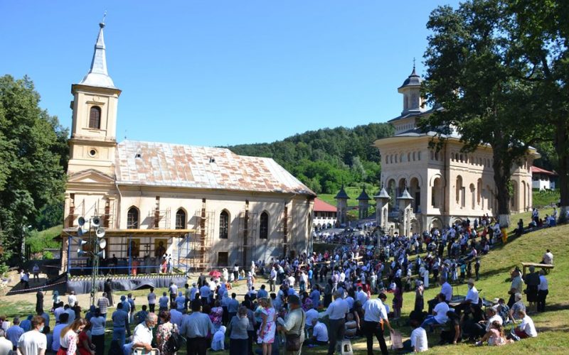 Mii de oameni, în pelerinaj la manastirea Nicula