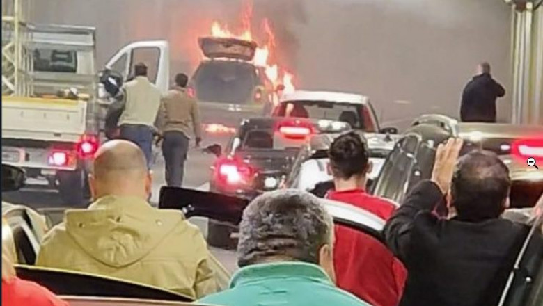O maşină a luat foc în pasajul Unirii