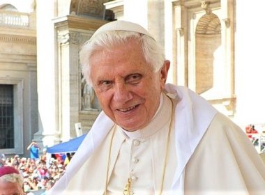 Vaticanul nu mai are doi papi