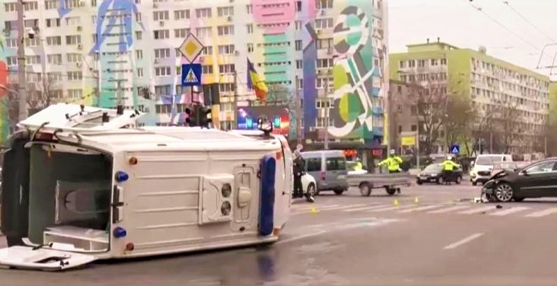 Ambulanţă răsturnată în Bucureşti