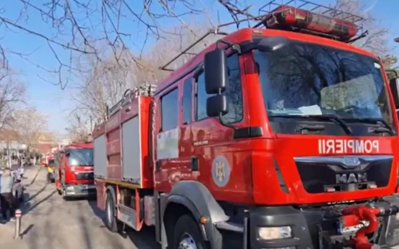 Incendiu în Bucureşti. Bloc în flăcări