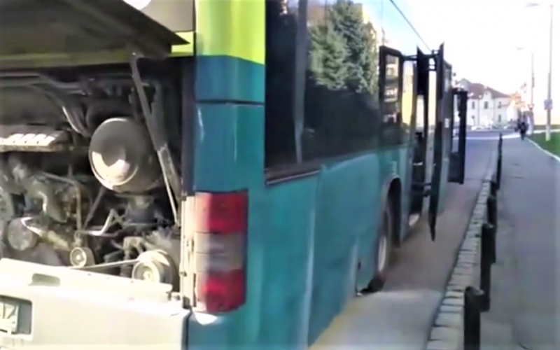 Un autobuz plin cu pasageri a luat foc