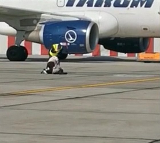 O femeie cu copil mic a vrut să prindă avionul din mers