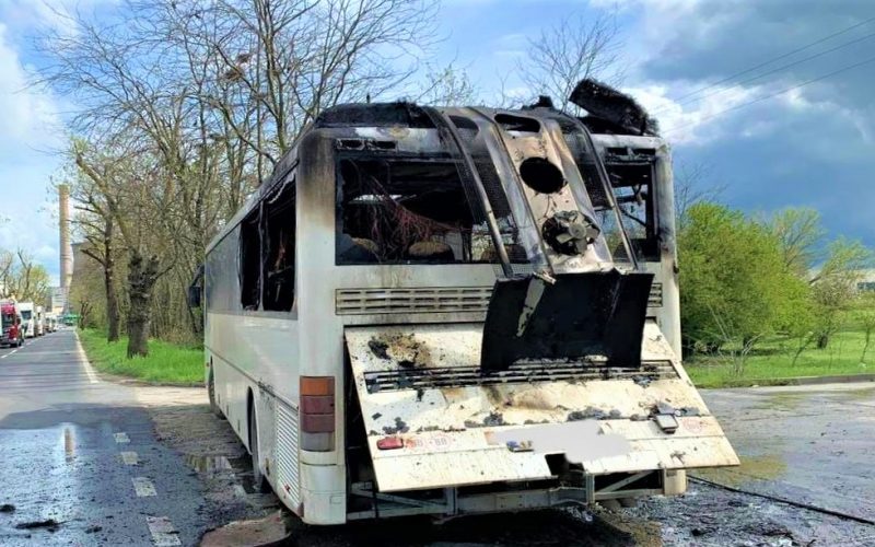 Autocar plin de muncitori, în flăcări