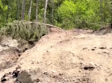 Alunecări masive de teren, oameni în pericol