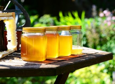 Apicultor român: Mierea noastră este în mare pericol din cauza legislaţiei care permite amestecul de produse UE şi non-UE